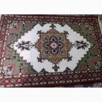 یک عدد فرش چهار متری با زمینه سفید