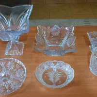 یه تعداد لوازم‌دکوری تزئینی شیشه ای و چینی و