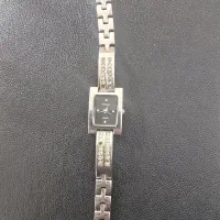 یک عدد ساعت در حد نو،سالم.