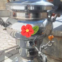 سماور قدیمی دسته چوبی شیک با پایه های طرح شیر