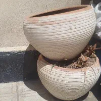 دو عدد گلدان گلی بزرگ