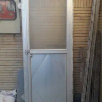 درب الومنیومی کاملا سالم با شیشه و دسگیره