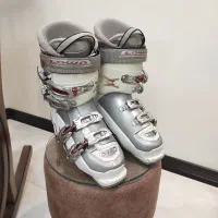 بوت اسکی، باتوم، هلمت، عینک، شلوار و دستکش زنانه