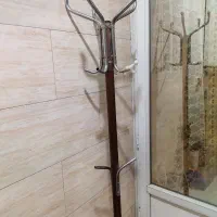 چوب لباسی ایستاده و لوستر ۵ شاخه