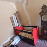 یک عدد تختخواب با تشکر رویال و یک عدد ساعت ایستاده
