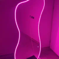 آیینه دفرمه با نور صورتی