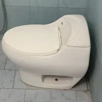 توات فرنگی و روشویی به همراه شیرآلات