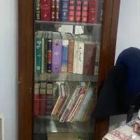 کتابخانه چوبی با کتاب