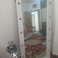 اینه بزرگ ارایشگاه چراغدار