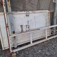 در حیاط|مصالح و تجهیزات ساختمان|شال, |دیوار