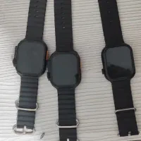 تعدادی اسباب بازی و ساعت هوشمند