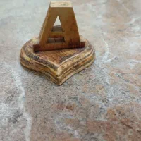 یک اثر چوبی حرف انگلیسی A