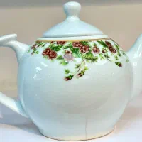 فروش اجناس چینی و بلور در بازار روز
