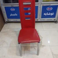چند عدد صندلی و میز