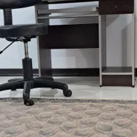 یک میز کامپیوتر با صندلی جک دار