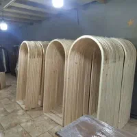 آینه قدی چوبی ساده. دفرمه .پنجره ای. پایه دار