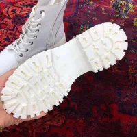 نیم بوت|کیف، کفش، کمربند|پرند, فاز ۴|دیوار