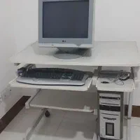 کامپیوتر و میز