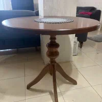 میز گرد چوبی بدون صندلی