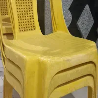 صندلی زرد پلاستیکی  کارکرده