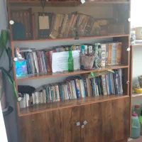 کتابخونه بزرگ و سالم و جادارو یک طبقه کمد قفل دار