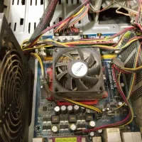 یک عدد کیس کامپیوتر قدیمی ولی سالم