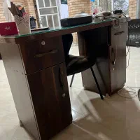 میز ناخن بهمراه یکعدد صندلی