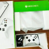 ایکس باکس وان اس ،یک ترا بایت، سی دی خور، دو دسته