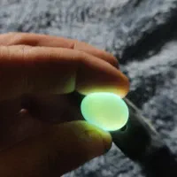 سنگ قیمتی عقیق نیلی کریستال نور ازش رد میشه