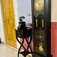 ساعت و تلفن رومیزی