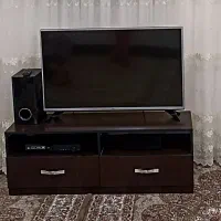 میز تلویزیون کاملا سالم و تمیز با جنس چوب خوب
