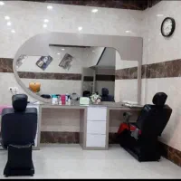 آیینه و میز سالن ارایشگاه