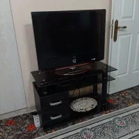 میز و تلویزیون الجی و دستگاه دیجیتال