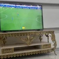 میز تلوزیون تمام برنج و تلوزیون ۵۰ اینچ و یک