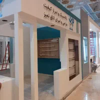 نصاب استیکر لوگو نمایشگاهی نصب پلکسی یونولیت غرفه