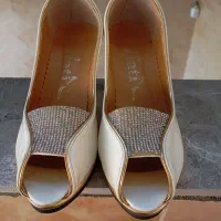 کفش سایز ۳۷