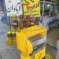 فروشنده خانم ترشی و ادویجات