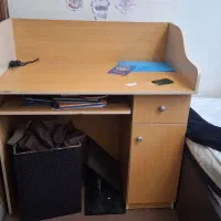 میز تحریر و کامپیوتر