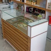 میز پیشخوان و ویترین چوبی