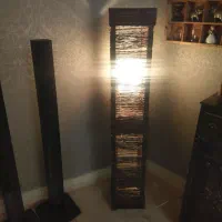 آباژور چراغ خواب چوبی ایستاده کنار سالنی