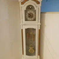 ساعت ایستاده و کمد لباسی