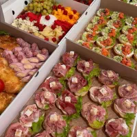 خدماتی خانم و اقا در اشپز خانه فست فود