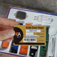 ساعت دیجیتال و مقداری وسیله شخصی