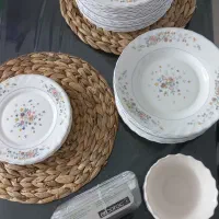 مقداری ظروف و وسایل منزل