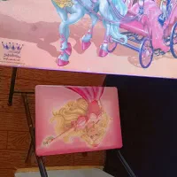 میز تحریر و صندلی تمیز و سالم