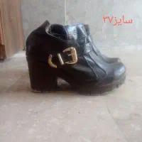 سه عدد کفش نو فقط یکبار پوشیده شده دانه ای ۴۰۰