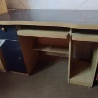 میز کامپیوتر و کتابخانه