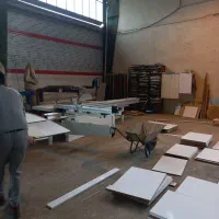 کارگر برای کارخانه چوبین راش