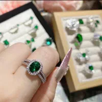 انگشتر طرح جواهر با سنگ زمردی باکیفیت دور نگین