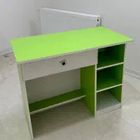 میز تحریر و کامپیوتر
